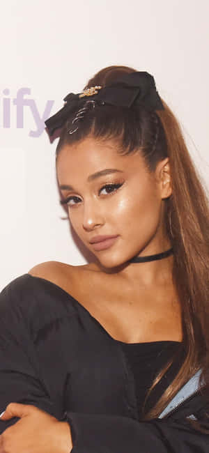 Ariana Grande 身穿黑色服裝，頭髮上繫著蝴蝶結出席活動。 — 女超人 壁紙
