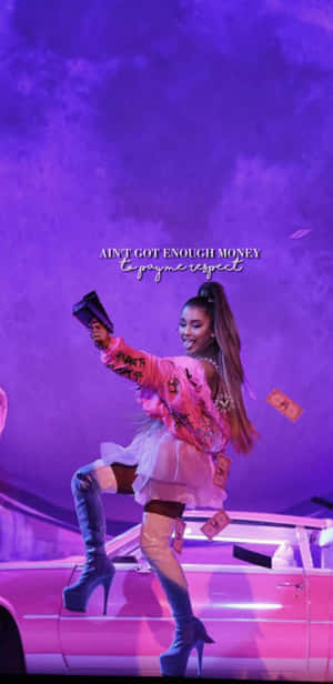 Ariana Grande 在粉紅色車上表演，伴隨紫色燈光和漂浮的金錢。 — 音樂錄影帶 壁紙