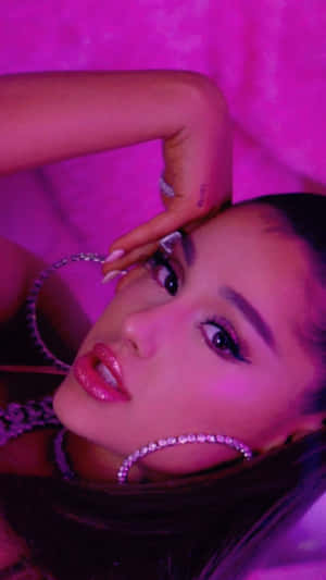 Ariana Grande 在粉紅色燈光肖像中佩戴鑽石耳環。 — 音樂錄影帶 壁紙