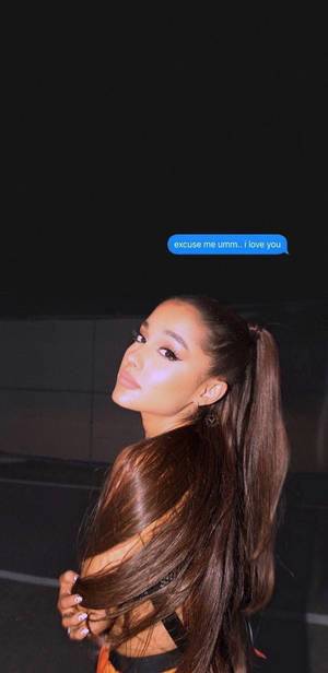 Ariana Grande 有個對話框寫著 excuse me umm i love you。