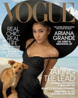Ariana Grande 身穿黑色連衣裙和帽子，在海灘上與狗合影，為 Vogue 封面。