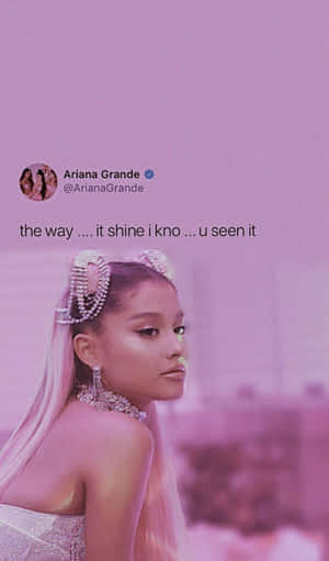 Ariana Grande 身穿粉紅色服裝，搭配鑽石髮飾和文字疊加。 — Tecno Megapad Pro 壁紙