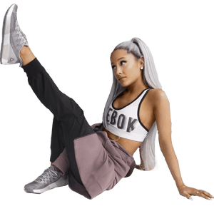 Ariana Grande 身穿健身服在黑色背景前動感擺姿勢。