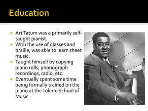 Art Tatum 在鋼琴前微笑，附有關他自學音樂教育的文字。 — 音樂 壁紙