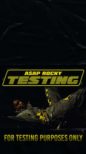 ASAP Rocky 在黑暗環境中，帶有發光黃色文字寫著 'TESTING' 和 'FOR TESTING PURPOSES ONLY'。 — 嘻哈 壁紙