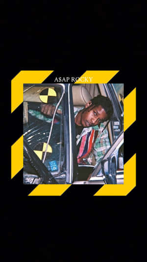 ASAP Rocky 在車內，黃色危險條紋框住圖片。 — 岩石 壁紙