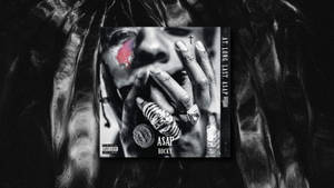 ASAP Rocky 專輯封面，在黑暗煙霧背景中，臉頰有紅色瘀傷，手掩嘴巴。 — ASAP Rocky 壁紙