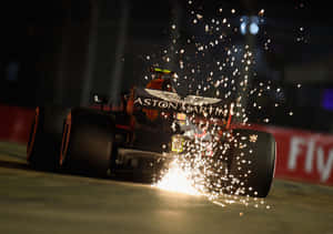 Aston Martin F1 賽車在夜間行駛，輪胎冒出火花。 — 馬克斯·維斯塔潘 壁紙