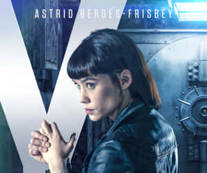 女演員 Astrid Bergès-Frisbey 在科幻場景中緊握一個大型白色 V 字。 — 洋裝 壁紙