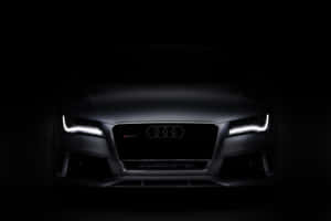 黑暗中車燈閃耀的Audi R57前視圖。 — Surface Pro 壁紙
