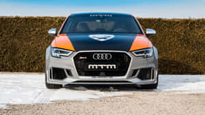 MTM 調校的 Audi RS3 停在雪地碎石上，背景為樹籬。 — 奧迪 GIF 壁紙