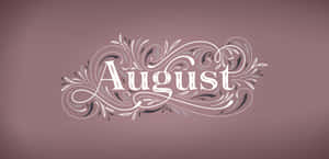 August 以裝飾性字體書寫，帶有花卉漩渦，背景為紫紅色。 — 八月 壁紙