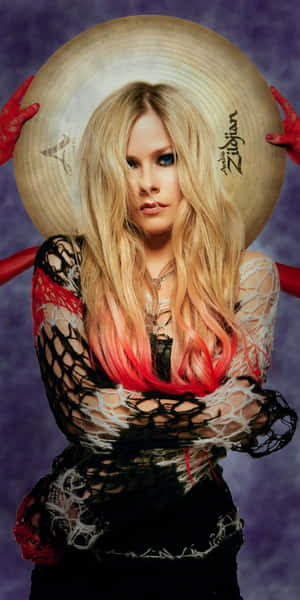 Avril Lavigne 穿著黑色網狀服裝，帶有紅色點綴，戴著紅色手套的手拿著一個鈸。 — Pixel 3 壁紙