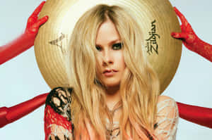 Avril Lavigne 戴著紅色蕾絲手套，將 Zildjian 鈸舉在頭後。