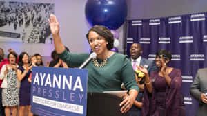 Ayanna Pressley 在競選集會上向支持者揮手。 — 選舉 壁紙