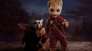 Baby Yoda 和 Groot 夜晚在森林中站在星空下 — 可愛動漫情侶 壁紙