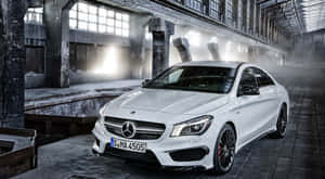 白色賓士CLA 45 AMG在霧氣籠罩的廢棄工廠內，配有工業燈光。 — Mercedes Benz C300 壁紙