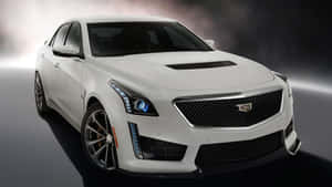 白色Cadillac CTS-V運動轎車，在攝影棚中帶有發光頭燈和煙霧效果。 — 凱迪拉克 壁紙