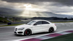 白色 Mercedes-AMG CLA45 S 在賽道上奔馳，陽光穿透雲層。 — Mercedes Benz C300 壁紙