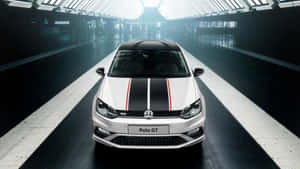 白色 Volkswagen Polo GT 帶有賽車條紋，位於現代隧道中。 — 福斯汽車 壁紙
