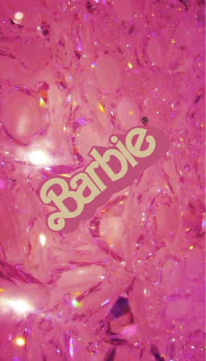 粉紅色碎玻璃背景，帶有金色 Barbie 標誌。 — 粉色亮片 壁紙