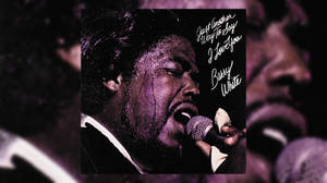 Barry White 在紫色燈光下臉上帶著汗水對著麥克風唱歌。 — 音樂 壁紙
