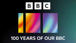 BBC 100 週年標誌，帶有彩色漸變條，背景為深藍綠色。 — 英國 壁紙
