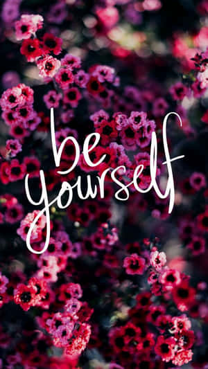 粉紅色花朵配上白色文字「be yourself」 — 粉色花朵 壁紙
