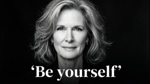 一位灰髮女性在黑白肖像中溫柔微笑，下方有文字「Be yourself」。