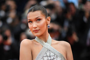 Bella Hadid 在紅毯活動中身穿閃亮銀色禮服。 — 哥德美學 壁紙