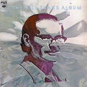 爵士鋼琴家 Bill Evans 的抽象繪畫風格肖像，採用紫色和灰色色調。 — 金屬質感 壁紙