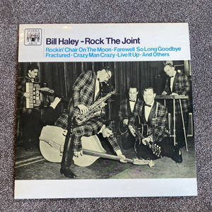 Bill Haley and his Comets 穿著格紋西裝在舞台上現場表演。 — 復古 壁紙