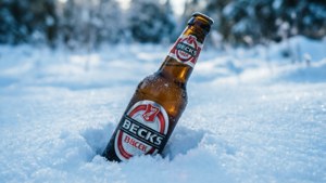 冬季時部分埋在雪中的Beck's啤酒瓶。