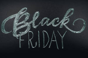 在深色黑板上用白色粉筆寫的Black Friday。 — 黑板 壁紙