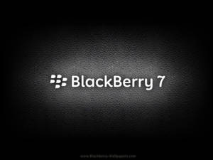 BlackBerry 7 標誌在帶有聚光燈照明的黑色皮革紋理上。 — 黑灰 iPhone 壁紙