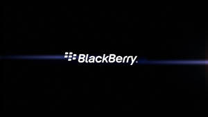 黑色背景上帶有藍色鏡頭光暈的 BlackBerry 標誌 — 黑莓 壁紙