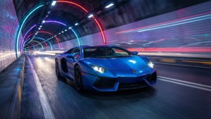 藍色跑車在夜間於霓虹隧道中高速行駛。