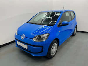 藍色Volkswagen up!小型車帶有幾何白色貼紙，停放在室內。 — 福斯汽車 壁紙