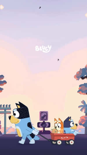 Bluey 和 Bingo 在紅色手推車上，由爸爸拉著在黃昏時分的郊區社區。 — 可愛卡通 壁紙