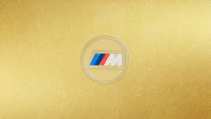 帶有紋理的金色背景上的 BMW M 標誌 — 金色美學 壁紙
