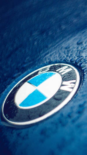 潮濕藍色引擎蓋上的 BMW 標誌，帶有水滴 — 蘋果標誌 iPhone 壁紙
