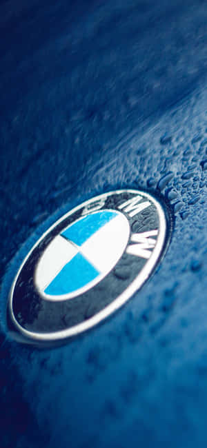 藍色車上的 BMW 標誌與水滴 — iPhone Air 壁紙