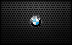 黑色穿孔金屬格柵上的 BMW 標誌 — Vans 標誌 壁紙