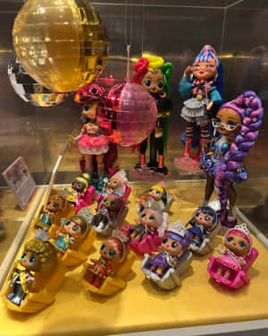 玻璃展示櫃內，色彩繽紛的LOL Surprise公仔坐在椅子上，上方有迪斯科球。 — 娃娃 壁紙