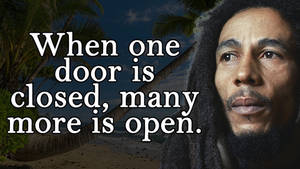 Bob Marley 的肖像，背景為熱帶海灘，並帶有激勵性引言文字。