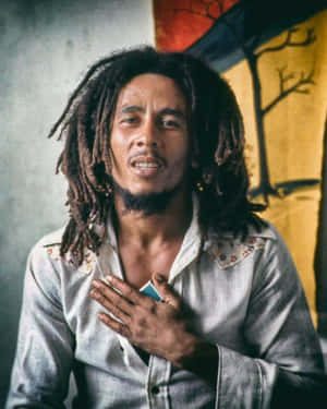 Bob Marley 梳著雷鬼辮，手放在胸前的復古肖像。 — 巴布·馬利語錄 壁紙