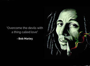 Bob Marley 肖像，帶有關於愛戰勝邪惡的名言和彩色煙霧。