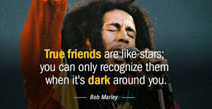 Bob Marley 閉上眼睛唱歌，疊加了關於真正朋友和星星的名言。 — 巴布·馬利語錄 壁紙