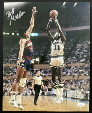 Bob McAdoo 在擠滿觀眾的場館中越過防守球員投籃 — 籃球 壁紙
