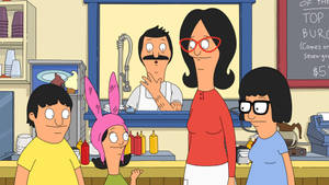 Bob's Burgers 一家人在他們的餐廳裡，Bob 在櫃檯後面，Louise 戴著兔耳朵。 — 家庭 壁紙